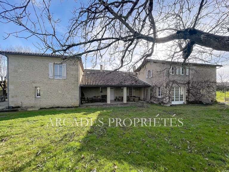 Propriété Naujan-et-Postiac - 13 chambres - 615m²