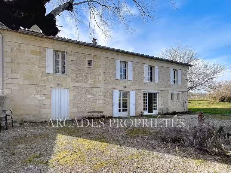 Propriété Naujan-et-Postiac - 13 chambres - 615m²