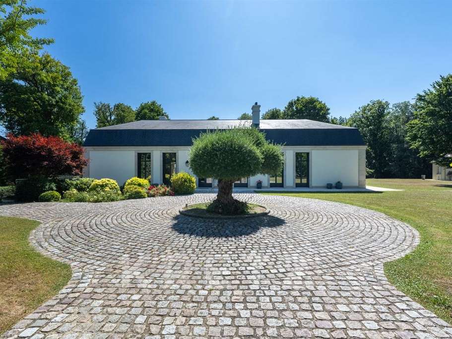 House Neauphle-le-Château