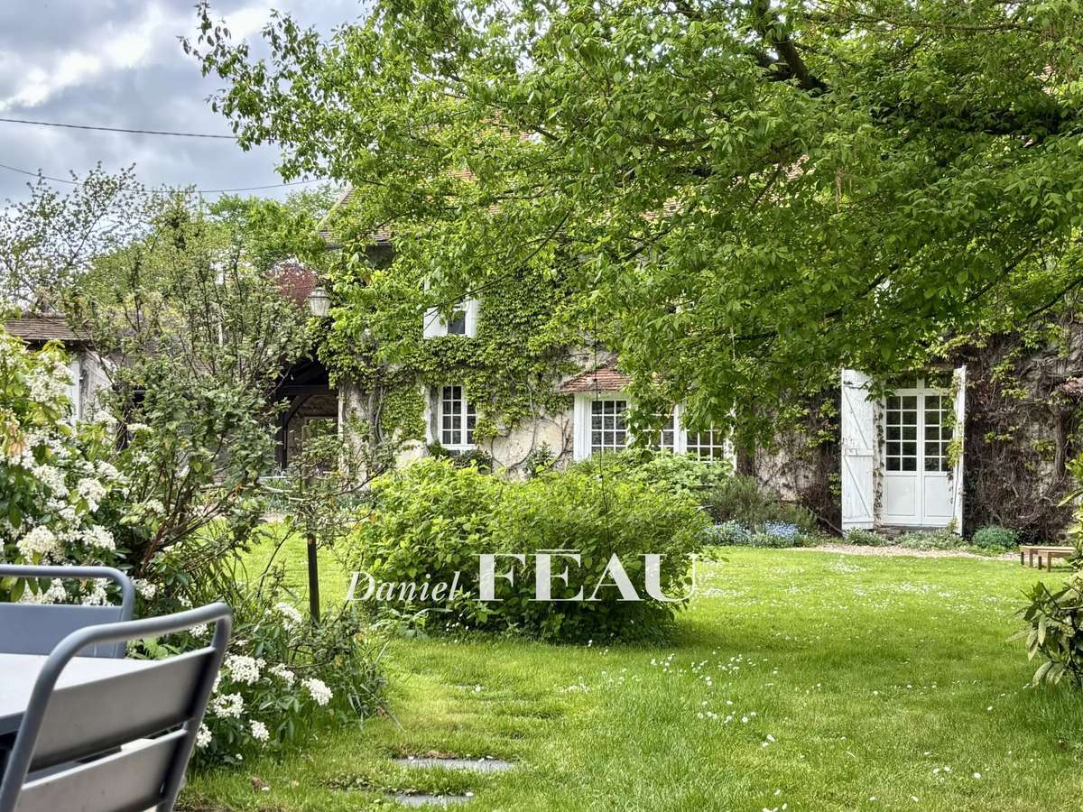 House Neauphle-le-Château