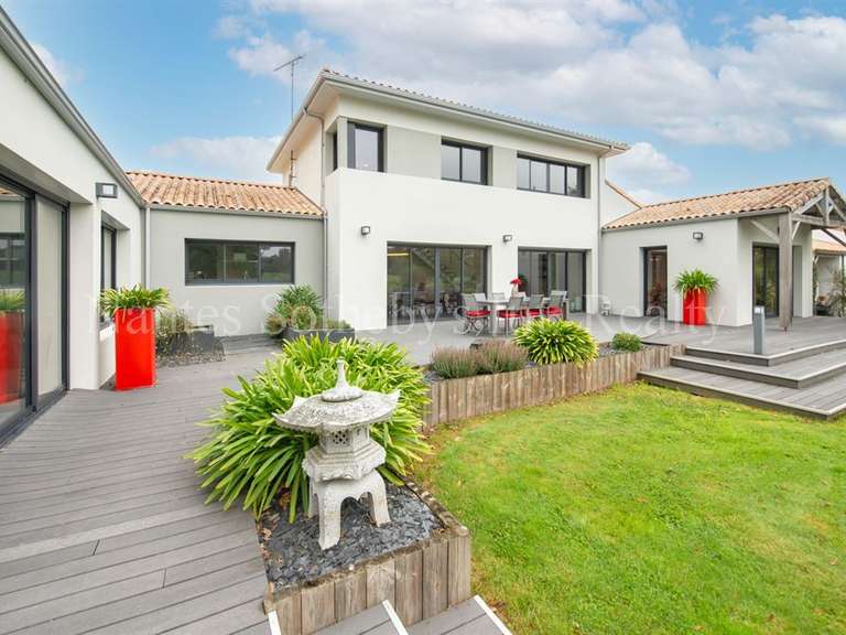 Maison Nesmy - 5 chambres - 296m²