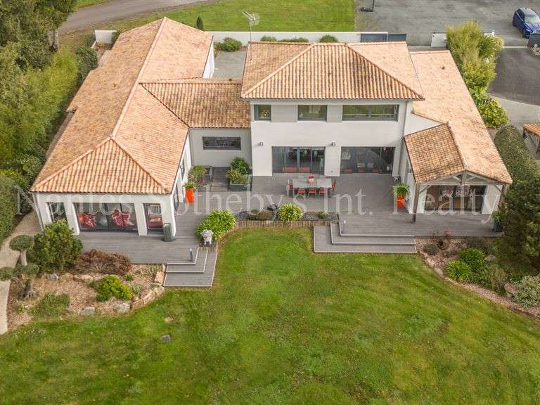 Maison Nesmy - 5 chambres - 296m²