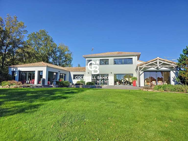 Maison Nesmy - 4 chambres - 303m²