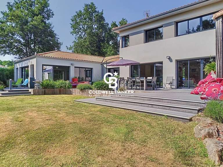 Maison Nesmy - 4 chambres - 303m²