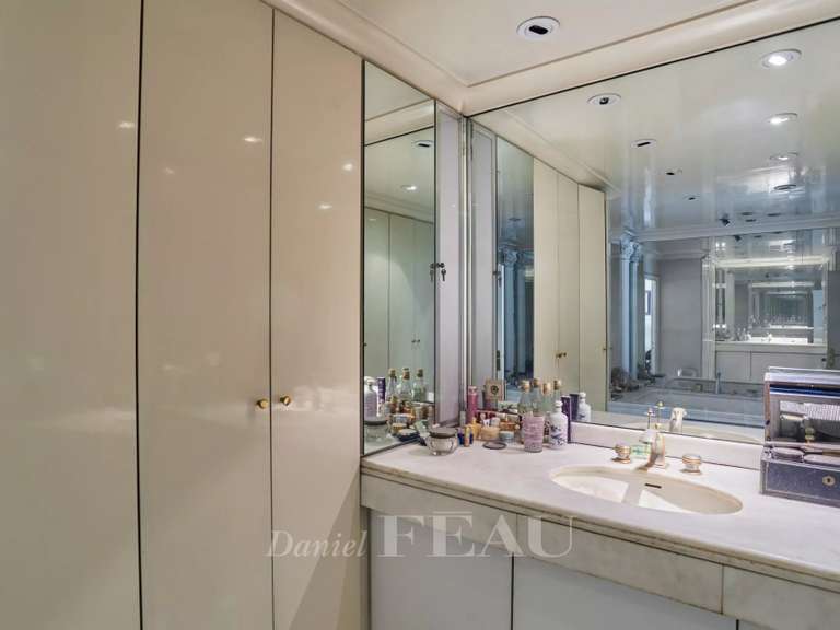 Apartment Neuilly-sur-Seine - 3 bedrooms - 150m²