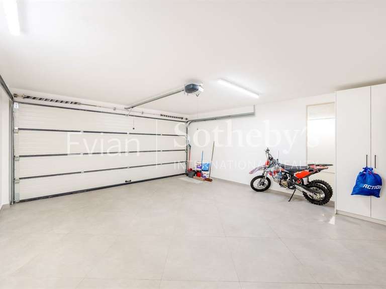 House Neuvecelle - 4 bedrooms - 270m²