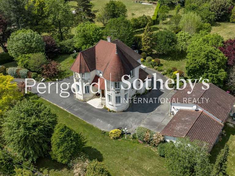 Maison Neuvic - 6 chambres - 268m²