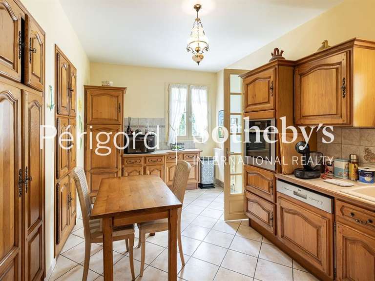 Maison Neuvic - 6 chambres - 268m²