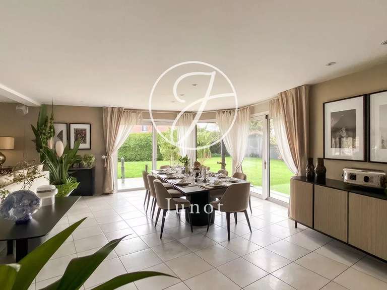 House Neuville-en-Ferrain - 4 bedrooms - 246m²