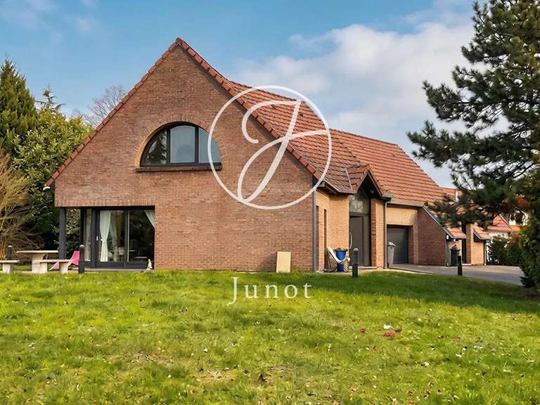 House Neuville-en-Ferrain - 4 bedrooms - 246m²