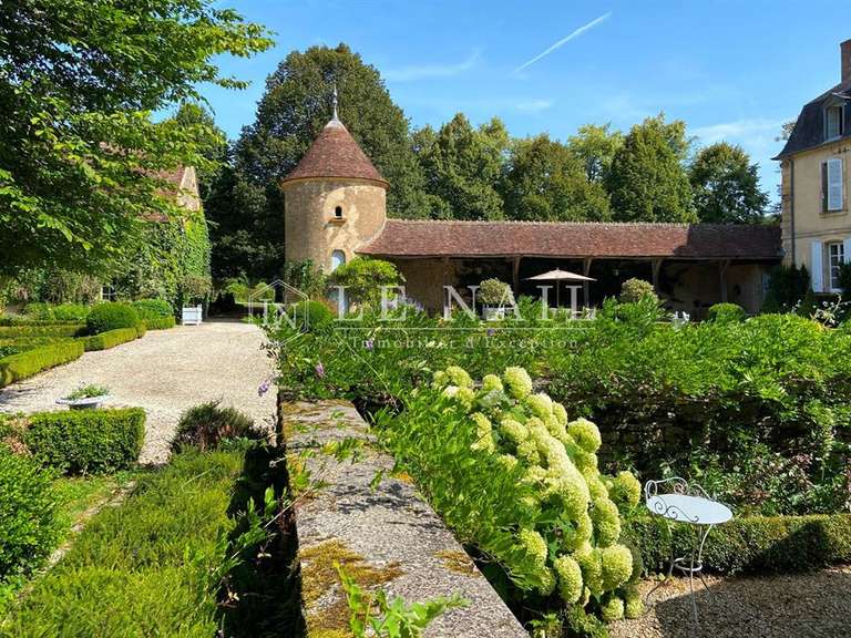 Château Nevers - 8 chambres - 612m²