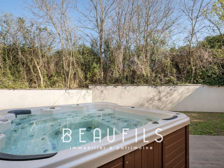 Villa Nîmes - 5 bedrooms - 231m²