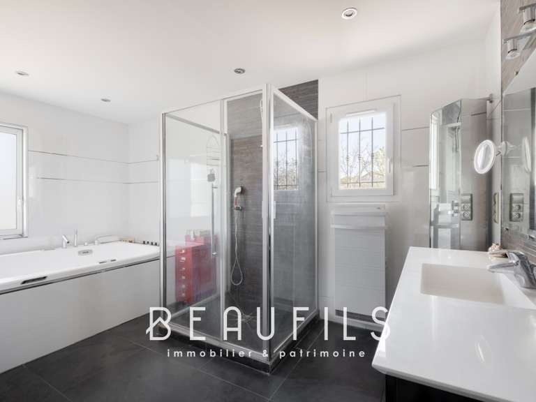 Villa Nîmes - 5 bedrooms - 231m²