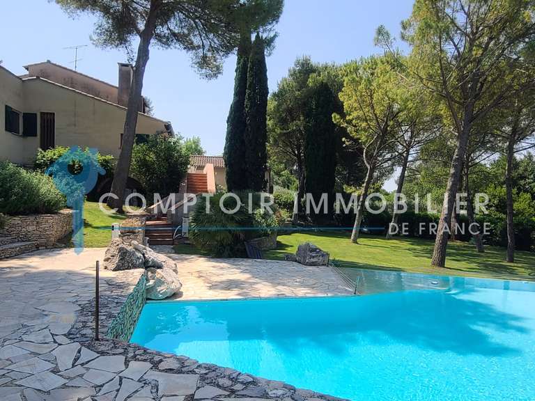 Villa Nîmes - 5 bedrooms - 261m²