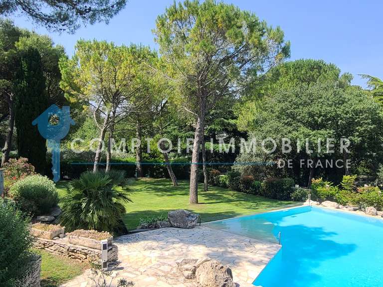 Villa Nîmes - 5 chambres - 261m²
