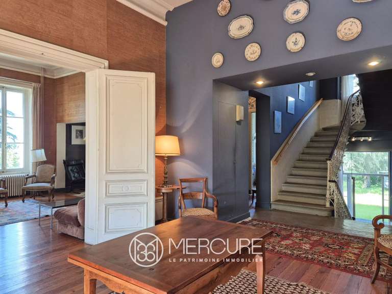 Propriété Orliénas - 8 chambres - 440m²