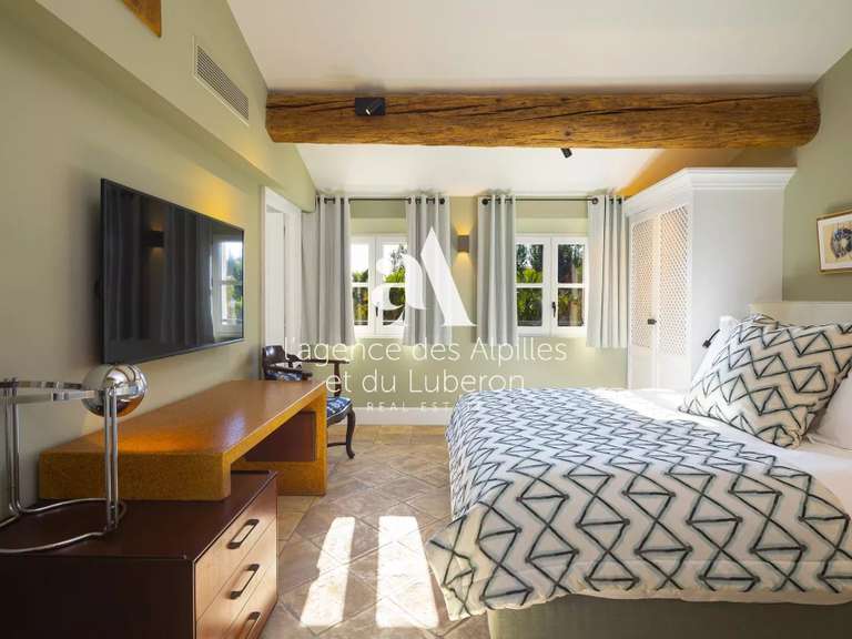 Propriété Paradou - 6 chambres - 400m²