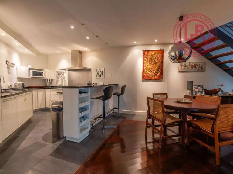 Appartement Paris 10e - 2 chambres - 159m²