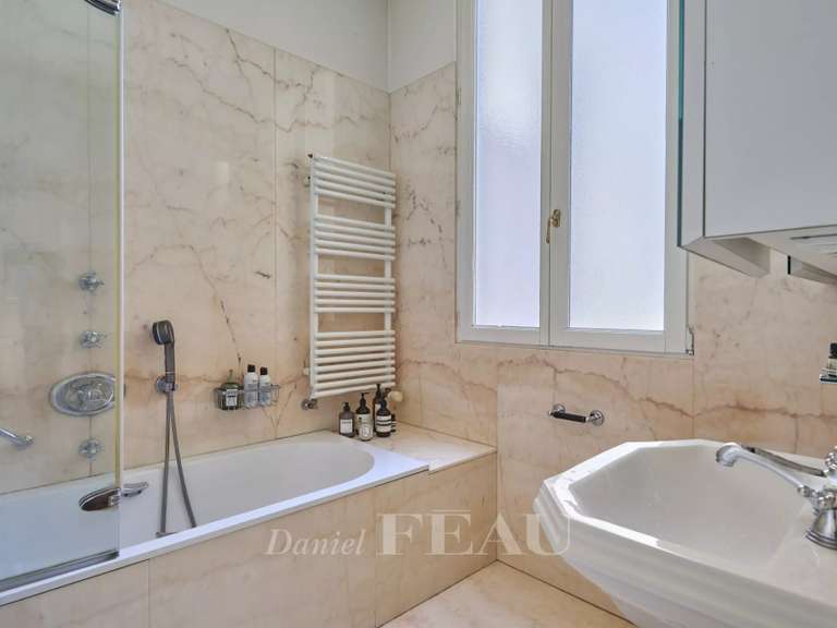 Appartement Paris 10e - 2 chambres - 67m²