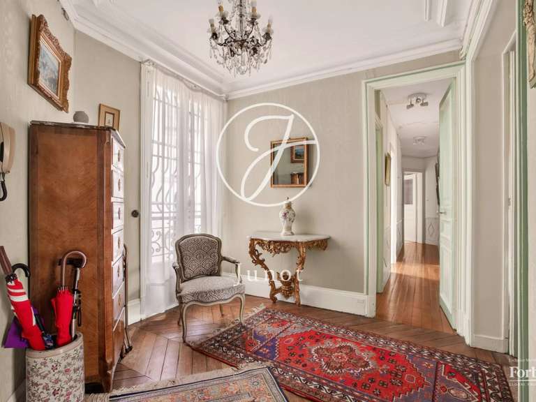 Appartement Paris 10e - 2 chambres - 115m²