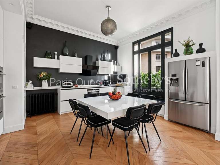 Appartement Paris 16e - 6 chambres - 247m²