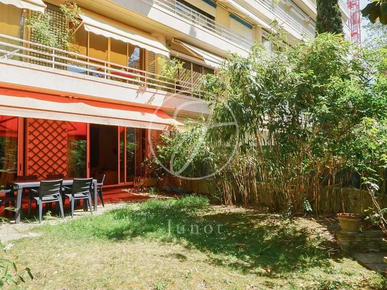 Appartement Paris 16e - 3 chambres - 166m²