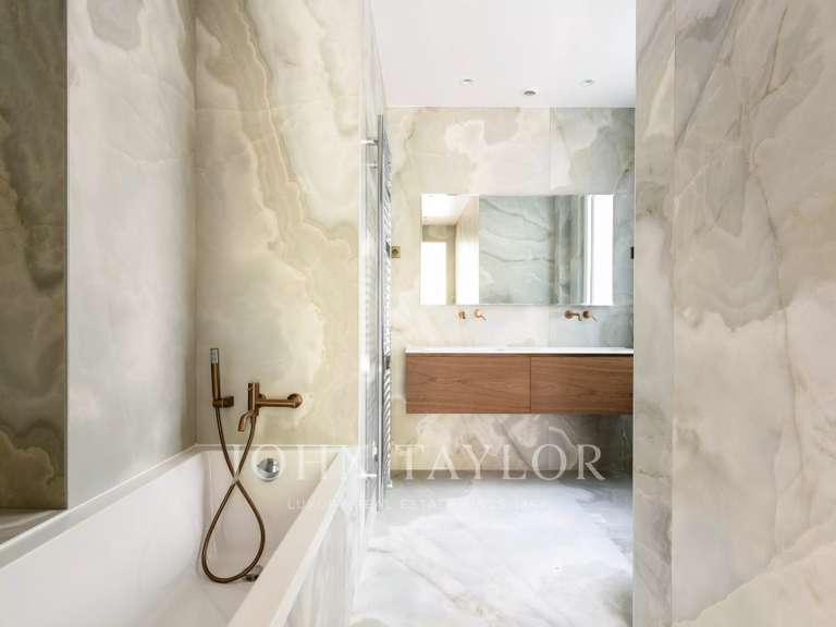 Appartement Paris 16e - 4 chambres - 212m²