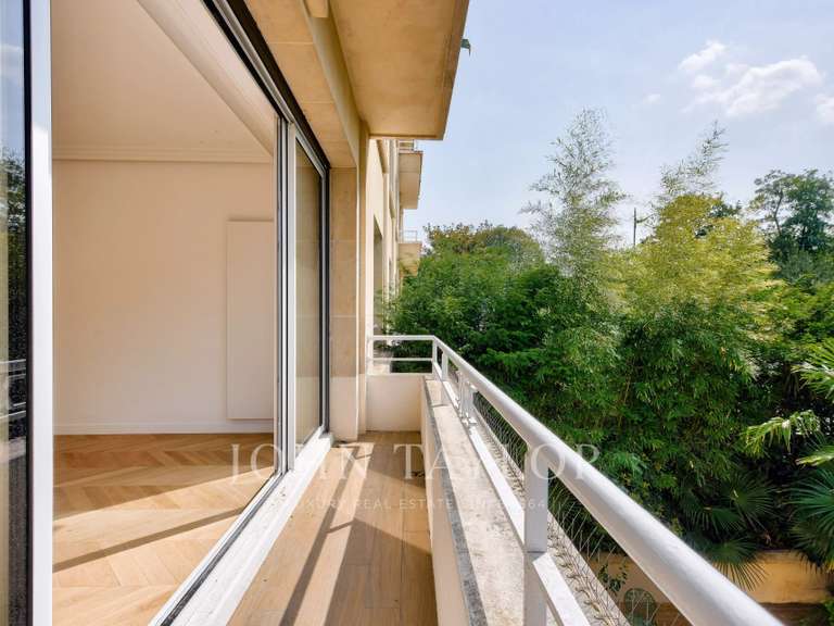 Appartement Paris 16e - 4 chambres - 212m²