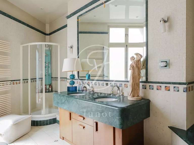 Appartement Paris 16e - 3 chambres - 189m²