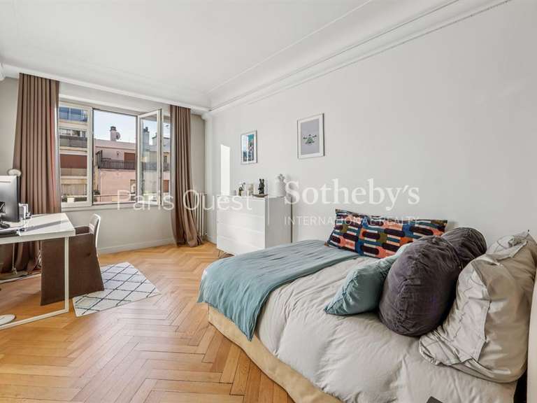 Appartement Paris 16e - 4 chambres - 194m²