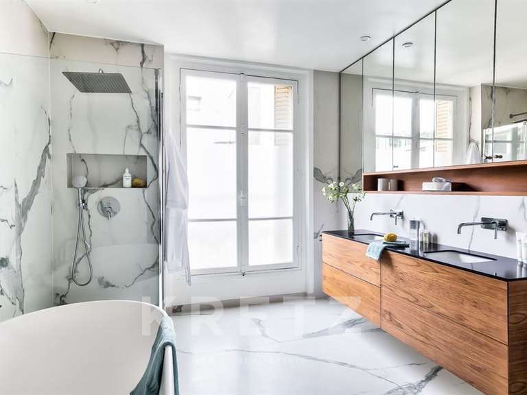 Appartement Paris 16e - 5 chambres - 221m²