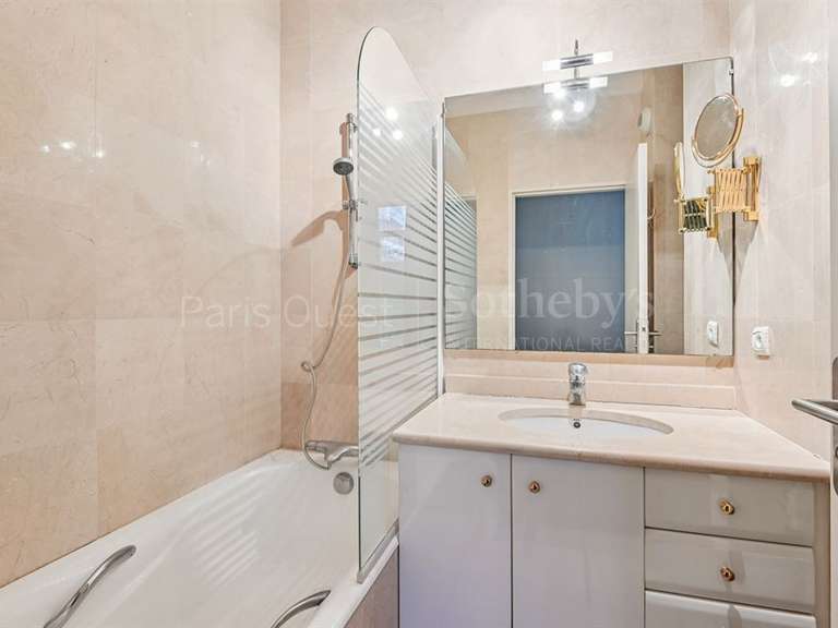 Appartement Paris 16e - 2 chambres - 120m²