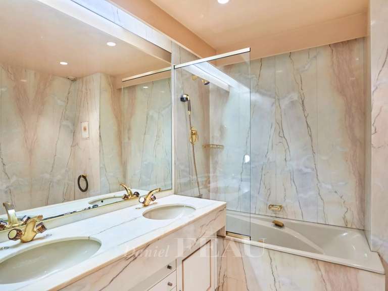 Appartement Paris 16e - 2 chambres - 141m²