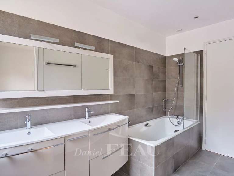 Appartement Paris 16e - 2 chambres - 146m²