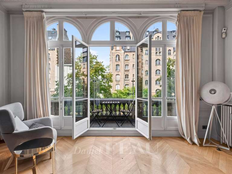 Appartement Paris 16e - 4 chambres - 242m²