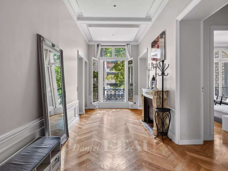 Appartement Paris 16e - 4 chambres - 242m²