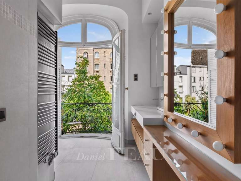 Appartement Paris 16e - 4 chambres - 242m²