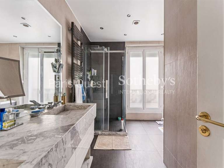 Appartement Paris 16e - 3 chambres - 137m²