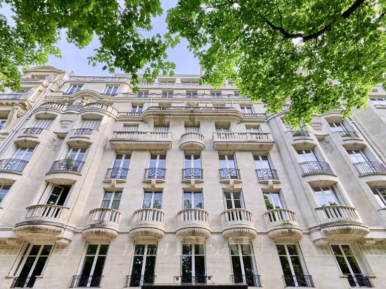 Appartement Paris 16e - 4 chambres - 211m²