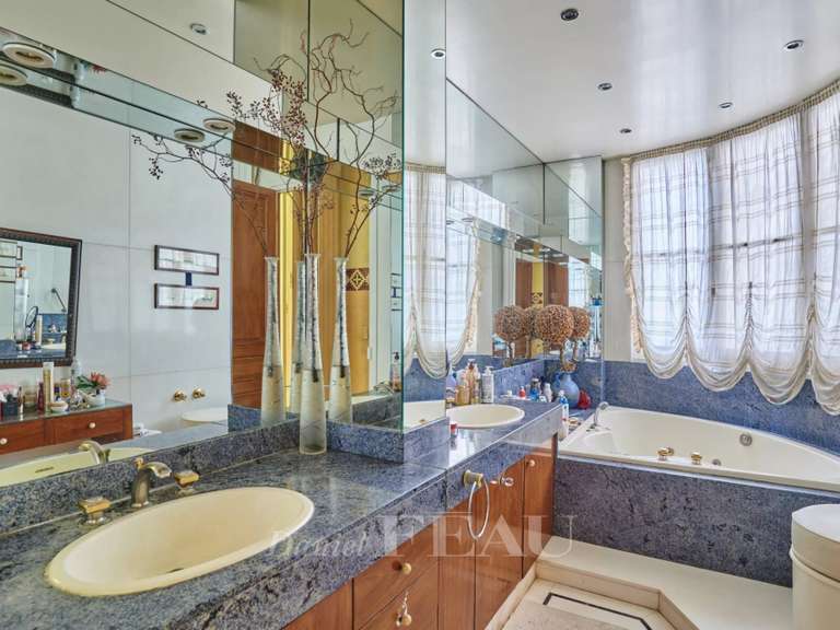 Appartement Paris 16e - 3 chambres - 247m²