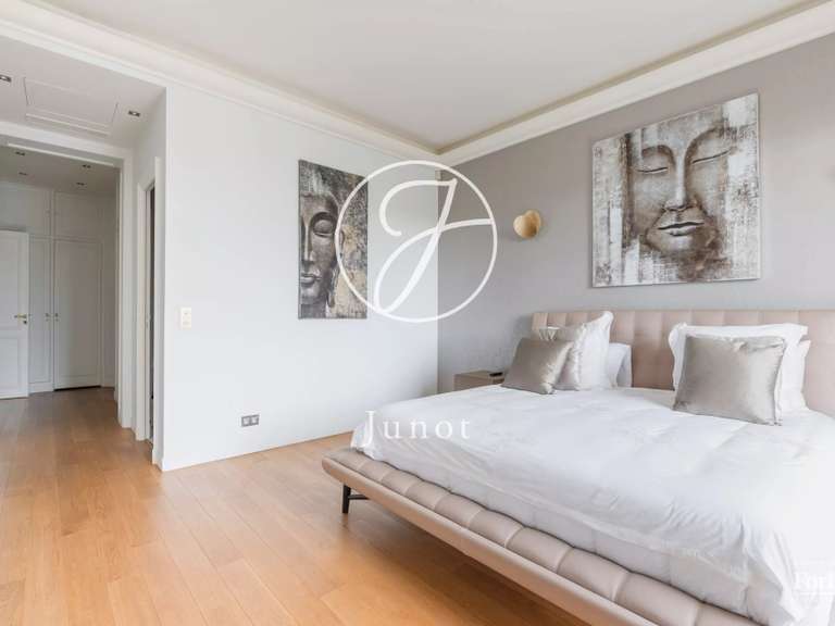 Appartement Paris 16e - 4 chambres - 207m²