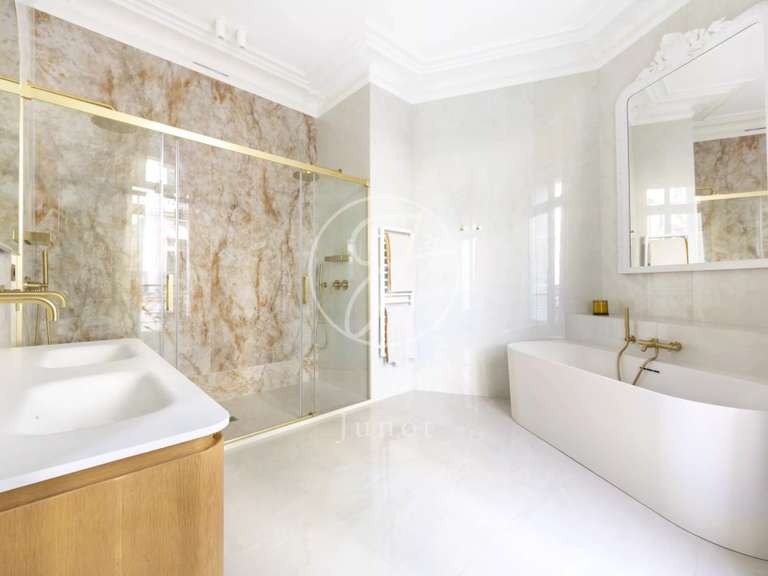 Appartement Paris 16e - 4 chambres - 205m²