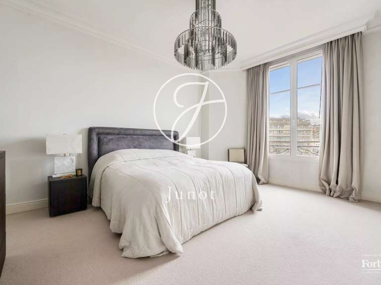 Appartement Paris 16e - 4 chambres - 211m²