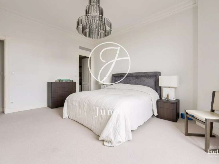 Appartement Paris 16e - 4 chambres - 211m²