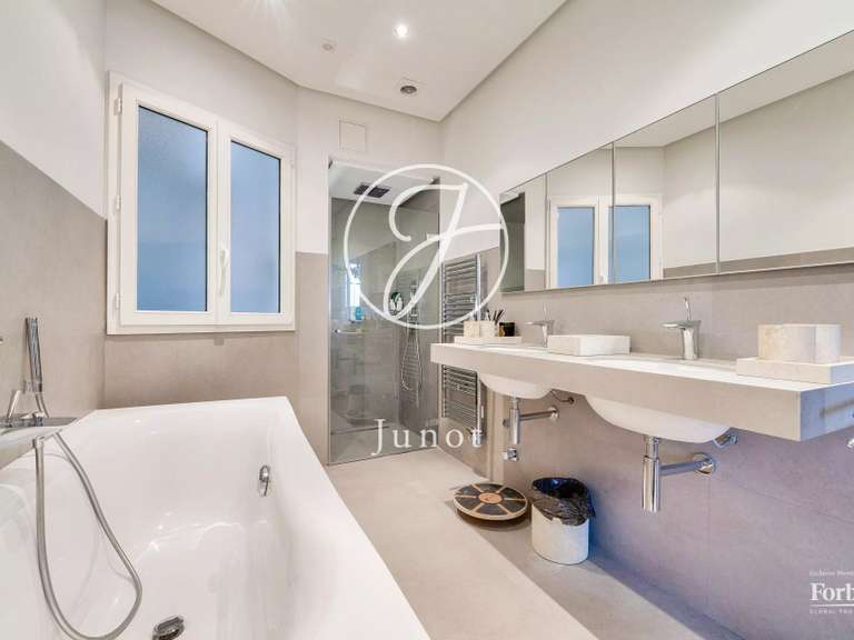 Appartement Paris 16e - 4 chambres - 211m²