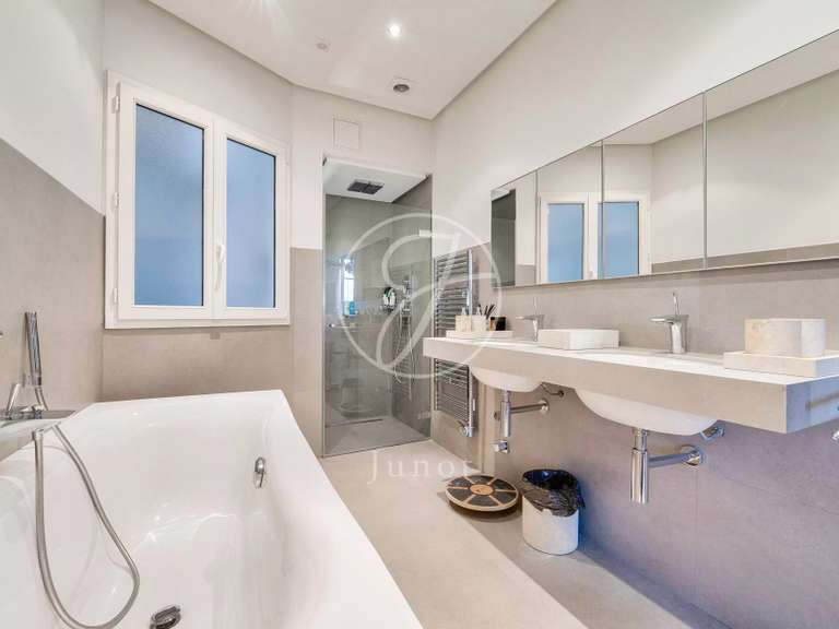 Apartment Paris 16e - 4 bedrooms - 211m²