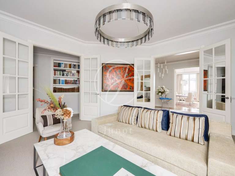 Apartment Paris 16e - 4 bedrooms - 211m²