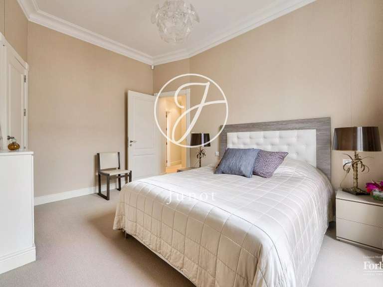 Appartement Paris 16e - 4 chambres - 211m²