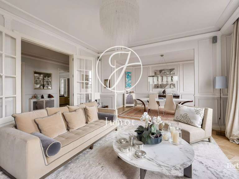 Appartement Paris 16e - 4 chambres - 211m²