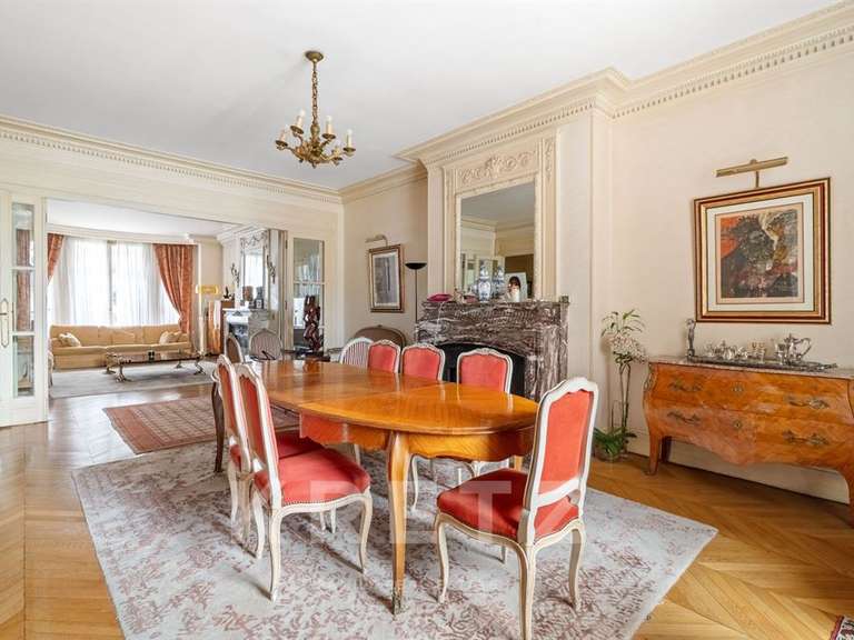 Appartement Paris 16e - 4 chambres - 216m²